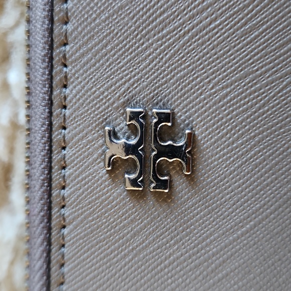 Beautiful Tory Burch Fleming Taupe Leather 3/4 Zippered Long Wallet 🩶🤎🎁 - Picture 3 of 15